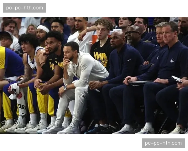 特写：终场哨响，39岁的克里斯·保罗与库里紧紧拥抱，勇士险胜太阳